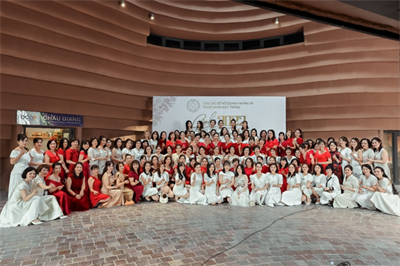 Bat Trang Women Entrepreneurs and Artists Club and Hanoi Women's Association of Small and Medium-sized Enterprises (HAWASME) held a Gala to celebrate 92 years of establishment